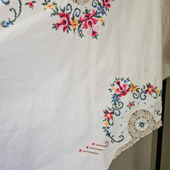 Vintage Embroidered Oval Tablecloth Ivory Cross Stitch Florals - Picture 6 of 12
